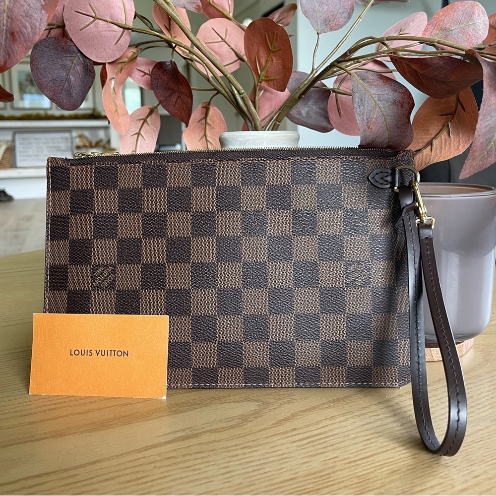 100 % Authentic Louis Vuitton Neverfull Damier
Ebene Wristlet